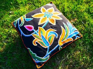 Funda de cojín bordada a mano Kashmiri Magic: Funda de cojín bordada a mano para decoración del hogar estilo boho - Funda de cojín hecha a mano en India. - Product Image 2