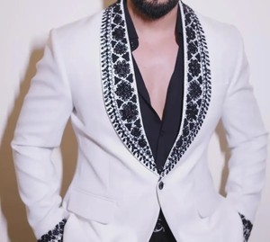 เสื้อเบลเซอร์ปักลายสีขาวสำหรับผู้ชาย พร้อมปกผ้าคลุมไหล่สีดำ |   เสื้อแจ็คเก็ตทักซิโด้สำหรับงานแต่งงานของดีไซเนอร์ - Product Image 1