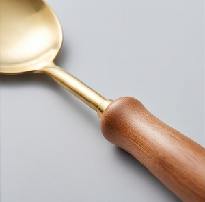 Ensemble d'ustensiles de cuisine dorés avec manches en bois, design minimaliste, résistant à la rouille, pour la restauration - Product Image 2