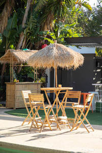 Sombrilla de hoja de palma de moda a precio económico al por mayor con base de bambú, sombrilla de bambú estilo boho para decoración de hoteles y resorts de playa - Product Image 5