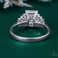Anillo de Compromiso de Lujo con Tres Piedras de Moissanita Corte Esmeralda y Piedras Laterales en Racimo, Anillo de Boda de Plata de Ley 925 para Mujer