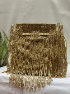 Sac à main doré à franges cascade avec des brins à pointes de cristal, accessoire de déclaration pour les occasions festives - Product Image 3