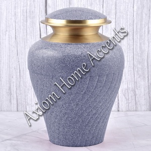 Urna conmemorativa de latón hecha a mano con diseño adornado Recuerdo de cenizas seguro y hermoso de Axiom Home Accents - Product Image 3