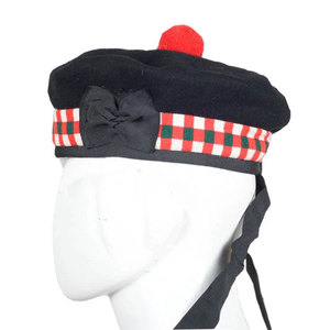 Chapeaux de kilt faits main noirs, rouges et verts, originaux en laine Balmoral, style écossais traditionnel, avec pompon rouge et plumes - Product Image 2