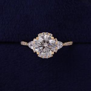 Anillo de Oro Amarillo Macizo con Diamante de Corte Redondo, Engaste Halo, Banda Sencilla con Pavé y Detalles Laterales en Forma de Pera, Joyería de Compromiso Nupcial de Tres Piedras - Product Image 1