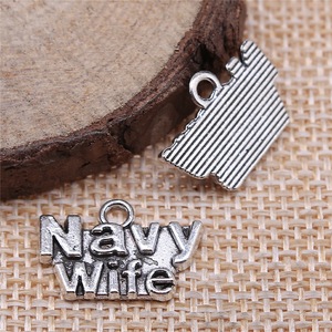 Colgante con letras 'Esposa de la Marina' de 19x13mm, de aleación de zinc en plata envejecida, para recuerdo de esposa militar - Product Image 2