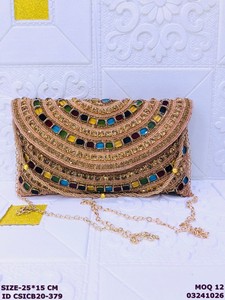 Pochette de soirée luxueuse faite à la main en satin et perles |   Sac à main ethnique de soirée de créateur |   Sac bandoulière style Potli pour fête de mariage avec chaîne et rabat - Product Image 4