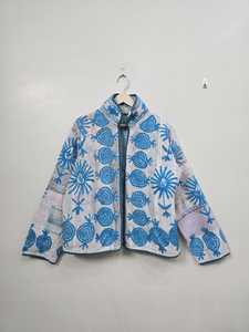 เสื้อแจ็คเก็ตผ้าฝ้ายปักลายกันตะวินเทจสุดตระการตา สีครามลายดอกทับทิม ศิลปะพื้นบ้าน สื่อถึงความอุดมสมบูรณ์และมรดกทางวัฒนธรรม - Product Image 2