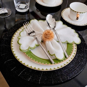 Servilleta de Lino Verde Personalizada Hecha a Mano de 21" x 21" con Borde Festoneado, 100% Lino, Desechable, Antibacteriana, con Borde Bordado, para Cena o Boda - Product Image 3