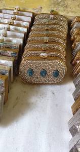 Bolso de mano de noche para mujer con patrón cuadrado de latón MOP, tachuelas de piedra, cierre magnético, forro de poliéster, correa de cadena hecha a mano, a la moda - Product Image 2