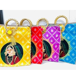 กระเป๋าถือผ้าไหมพิมพ์ลายราชา-รานี งานแฮนด์เมดสไตล์อินเดีย พร้อมหูหิ้ววงแหวนทองตกแต่งและพู่ห้อย เหมาะสำหรับงานปาร์ตี้สำหรับผู้หญิง - Product Image 1