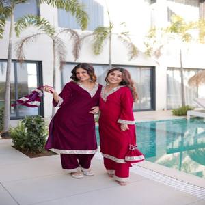 Conjunto de Kurti y Pantalón de Terciopelo para Mujer VASTRA COTTAGE con Bordado Zari, Trabajo con Espejos Reales, Manga Larga, Cuello en V, Vestido para Fiesta - Product Image 3