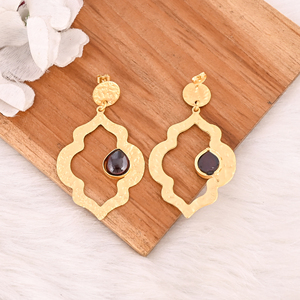 Boucles d'oreilles pendantes élégantes en pierre grenat hydro, serties de plaqué or, faites à la main en laiton, bijoux Shilpi Impex pour femmes - Product Image 5