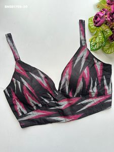 Mejor proveedor de blusas sin mangas estilo SavyaSaachi de tela de algodón Ikkat puro con diseño estampado, listas para usar, de la India. - Product Image 2