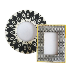 Almacenamiento de fotos de madera de última tendencia con fascinante juego de pegatinas impresas, conjunto de dos en diferentes formas y tamaños para un aspecto estético. - Product Image 1
