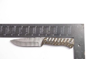 Couteau de chasse à lame fixe en acier Damas, pointe tombante, manche pleine longueur avec fourreau en cuir, manche en bois Pakka avec rainures - Product Image 3