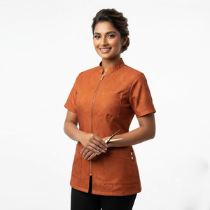 Veste de barbier professionnelle pour salon avec fermeture éclair, logo et couleur personnalisables, durable, résistante à l'eau, mélange polyester/nylon/coton - Product Image 1