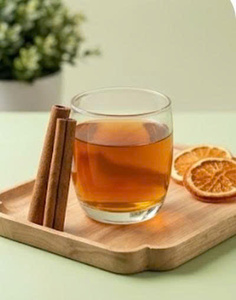 Infusion de thé noir à la cannelle et à l'orange avec tranches d'orange séchées et bâtonnets de cannelle dans un verre, marque NMPT, bon prix - Product Image 4