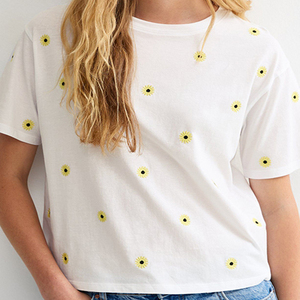 เสื้อยืดคอกลมแขนสั้นสีดำประดับดอกไม้ประดับเพชรพลอยสำหรับผู้หญิงสวมใส่สบายทุกฤดูกาล - Product Image 3