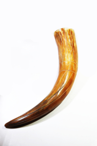Mug Viking classique en corne de buffle gravé et fait main, finition vintage, pour événements festifs, verre à bière en corne, accessoire de bar - Product Image 6