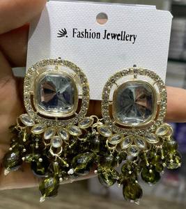 Boucles d'oreilles pendantes de luxe en perles pastel olive, faites à la main en alliage de zinc plaqué or, ethniques, pour mariage, vente en gros pour femmes - Product Image 5