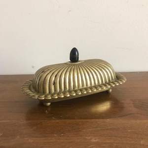 Beurrier en laiton doré poli de luxe pour collection d'accessoires de cuisine haut de gamme et présentation élégante - Product Image 2