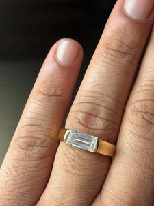 แหวนเพชรทรงบาแก็ตต์ทอง 14K ดีไซน์หรูหรา ประดับเพชรแล็บโกรว์ แหวนหมั้นแบบมินิมอล แหวนเพชรแท้รับรองคุณภาพ ของขวัญเครื่องประดับชั้นดี - Product Image 4