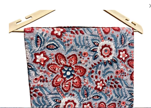 Tela de algodón gris premium con estampado a mano, sin coser, para trajes, con motivos florales tradicionales en rojo y azul. - Product Image 6