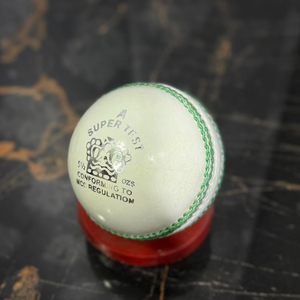Pelota de Cricket Blanca Super Test, 156g, Cuero Genuino de Vaca, 5 Capas de Corcho, Cosida a Mano, Grado Profesional, Logotipo Personalizado - Product Image 1
