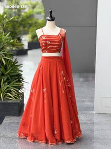 Conjunto de Lehenga-Blusa de Georgette de Diseño Elegante y Moderno con Pintura a Mano y Dupatta Incluida, Proveedor de Surat - Product Image 3