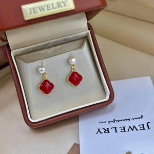 Pendientes de Trébol Rojo de Lujo Ligero Estilo Francés de Alta Gama, Finos y Colgantes con Joyería Delicada y Compacta para la Oreja - Product Image 5