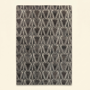 Alfombra de Lana Tejida a Mano, Diseño Tribal Peaks en Color Carbón y Marfil, Ecológica, Antideslizante, Moderna, Rectangular, Geométrica, para Sala de Estar u Hotel - Product Image 1