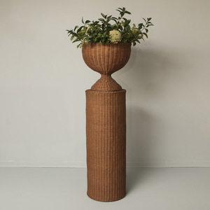Support de plantes en rotin brun foncé, tressé, élégant et décoratif, pour plantes d'intérieur, décoration de maison, hôtel ou resort. - Product Image 4
