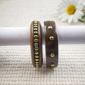 Bracelet en bois artisanal |   Bracelet rond en bois clouté de laiton |   Artisanat ethnique naturel, bijoux faits à la main - Product Image 5