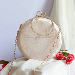 Hecho a mano rosa con un sutil juego de seda suave y un intrincado bolso de mano de lujo bordado - Product Image 5