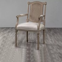 Chaise Louis élégante avec dossier en rotin, offrant une touche de charme provincial français pour les événements spéciaux