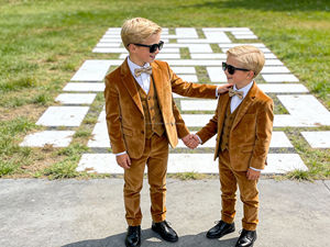 Costume de smoking en velours argenté pour garçons, ensemble 3 pièces – Blazer, gilet et pantalon formels avec nœud papillon |   Tenue de mariage et de fête pour enfants - Product Image 3