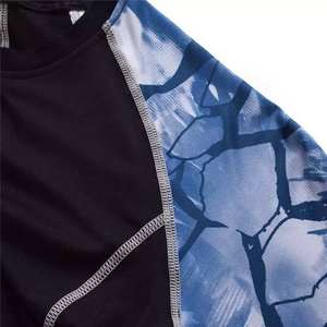 Camiseta de Compresión Deportiva para Hombre, Manga Larga, Negra con Patrón de Hielo Agrietado Azul, para Gimnasio y Entrenamiento - Product Image 5