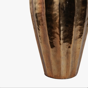 Vase en métal bronze cannelé fait main, grand récipient décoratif moderne, centre de table de luxe pour salon, accent d'intérieur - Product Image 3