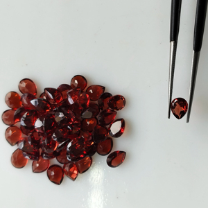 Granate Rojo Natural de 5x4MM, Corte Pera, Gema Suelta de la Mejor Calidad para Joyería - Product Image 1