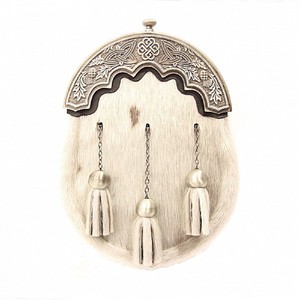 Sporran de piel de foca con diseño de vaca de las Tierras Altas, 3 borlas y cinturón de cadena - Sporran formal para atuendos de kilt escocés - Product Image 1