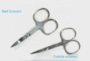 Tijeras de maquillaje de nivel experto diseñadas para dar forma a las cejas con precisión y cuidado delicado del vello facial con cuchillas ultrafinas. - Product Image 2