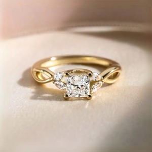 Anillo de Diamante Cultivado en Laboratorio con Corte Princesa de 1 Quilate, Oro Amarillo, Joyería de Boda, Venta al Por Mayor - Product Image 2