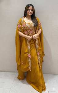 Conjunto Indo Occidental de 3 Piezas con Blusa Dhoti de Seda Rangoli y Shrug con Bordado de Lentejuelas y Borlas para Ocasiones Festivas - Product Image 3