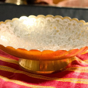 Cuenco Decorativo Grabado con Acabado Dorado Estilo Real, Ideal para Exhibición en Mesas de Eventos, Centro de Mesa para Fiestas y Decoración de Hogar de Lujo - Product Image 1