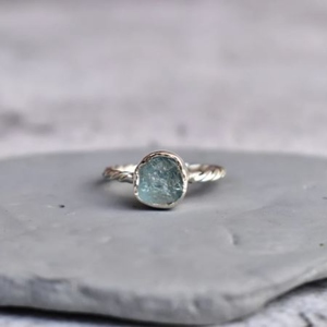Anillo Unisex Minimalista de Plata 925 con Aguamarina Natural en Engaste de Bisel de Jaura Jewels - Diseño Cristiano con Certificación GST - Product Image 2