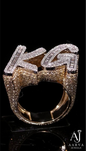 Anillo de Compromiso y Boda Personalizable con Iniciales de Letras en Moissanita y Banda Plateada - Regalo con Monograma de Nombre Personalizado - Product Image 5