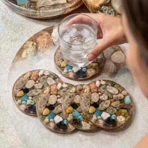 Ensemble de sous-verres ronds en bois et résine, design classique, antidérapants, motif roche transparent, épaisseur 8 mm, écologiques et durables - Product Image 1