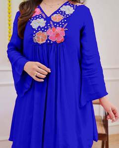 La temporada festiva requiere atuendos que brillen con la misma luminosidad que las celebraciones. Con este conjunto festivo de georgette puro, ¡estás listo para la fiesta! - Product Image 3