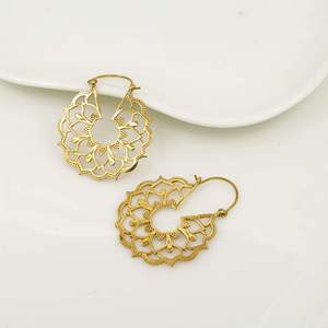 Boucles d'oreilles créoles en laiton plaqué or, motif floral, style bohème, tendance, unisexe, bijoux cadeau - Product Image 5